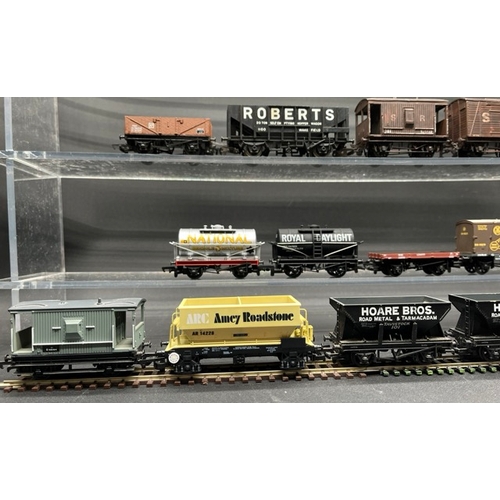 210 - 31 OO gauge Wagons, Vans, Hoppers from various Hornby, Bachmann, Mainline, Airfix, Lima and Farish '... 