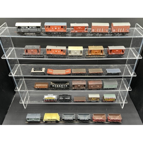 210 - 31 OO gauge Wagons, Vans, Hoppers from various Hornby, Bachmann, Mainline, Airfix, Lima and Farish '... 