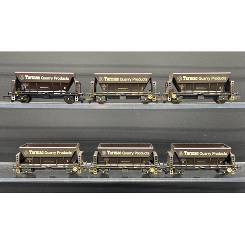 212 - 12 OO gauge Rolling stock Wagons and Hoppers
(700g)
Hornby R6280 Procor hopper wagons 'Tarmac Quarry... 