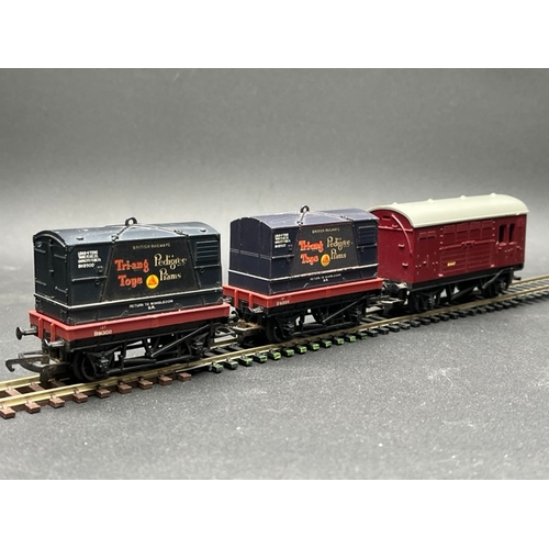 169 - 9 OO gauge Triang Rolling stock
(1200g)
Tri-ang R561A Flat wagon B913011 with Tri-ang Toys Pedigree ... 