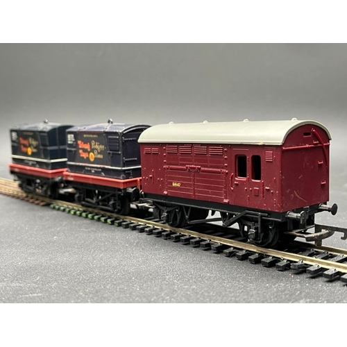 169 - 9 OO gauge Triang Rolling stock
(1200g)
Tri-ang R561A Flat wagon B913011 with Tri-ang Toys Pedigree ... 