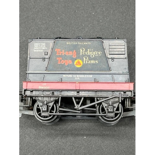 169 - 9 OO gauge Triang Rolling stock
(1200g)
Tri-ang R561A Flat wagon B913011 with Tri-ang Toys Pedigree ... 