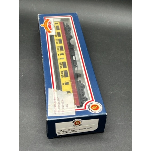 216 - 4 OO gauge Bachmann boxed Crimson/Cream coaches 'Ready-to-Roll'
(800g)
Bachmann Branchline 34-502 Bu... 