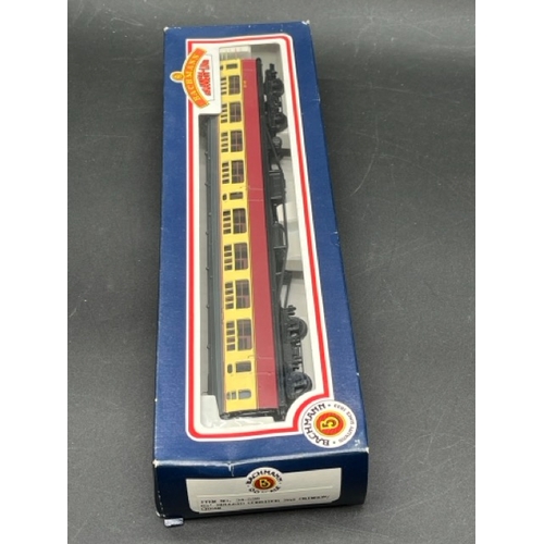 216 - 4 OO gauge Bachmann boxed Crimson/Cream coaches 'Ready-to-Roll'
(800g)
Bachmann Branchline 34-502 Bu... 