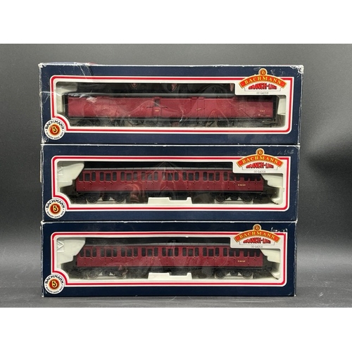 217 - 6 OO gauge Bachmann boxed Crimson and Crimson/Cream coaches
(1800g)
Bachmann Branchline 34-653 Thomp... 