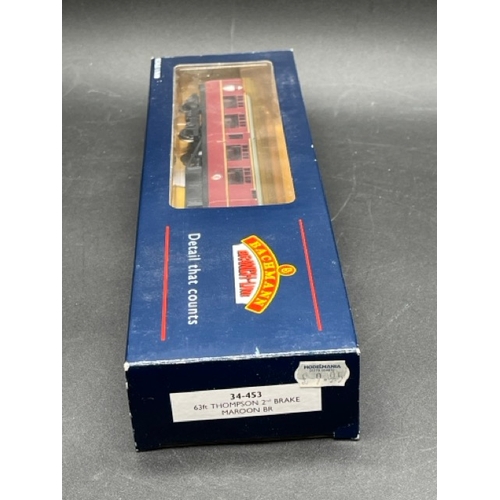 218 - 4 OO gauge Bachmann boxed BR Maroon coaches 'Ready-to-Run'
(1000g)
Bachmann Branchline 39-261 BR Mk1... 