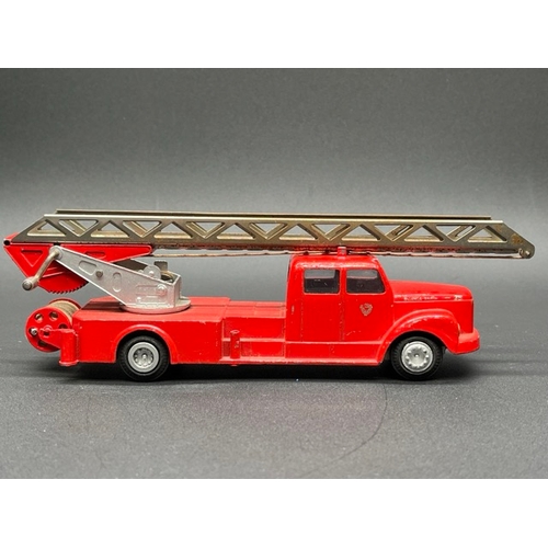 270 - Tekno 445 Scania Vabis Fire truck, with Tekno 814 Jeep - vintage Made in Denmark
(350g)
Fire truck l... 