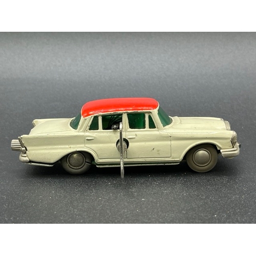 257 - Two Schuco Micro Racers
(300g)
Schuco Micro Racer 1038 Mercedes 220S with key - Operation not perfec... 