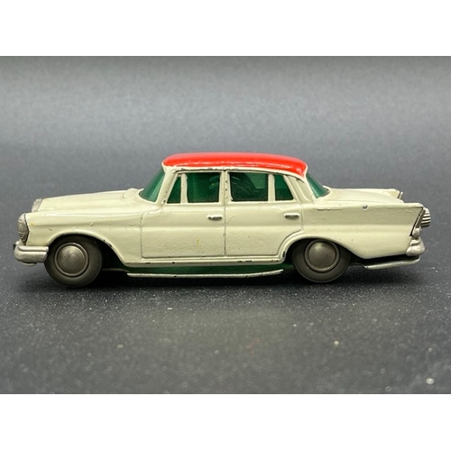 257 - Two Schuco Micro Racers
(300g)
Schuco Micro Racer 1038 Mercedes 220S with key - Operation not perfec... 