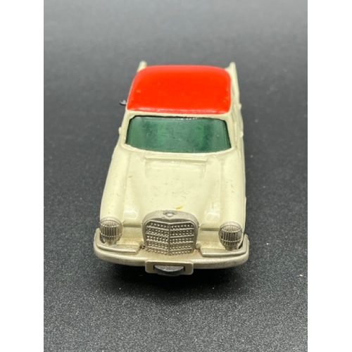 257 - Two Schuco Micro Racers
(300g)
Schuco Micro Racer 1038 Mercedes 220S with key - Operation not perfec... 