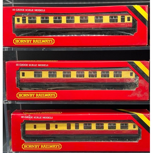 171 - 13 Hornby Margate Boxed OO gauge Rolling stock
(2250g)
Includes:-
Hornby R933 Mk1 CK corridor compos... 