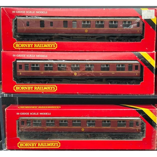 171 - 13 Hornby Margate Boxed OO gauge Rolling stock
(2250g)
Includes:-
Hornby R933 Mk1 CK corridor compos... 