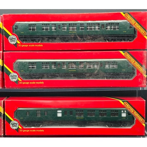 171 - 13 Hornby Margate Boxed OO gauge Rolling stock
(2250g)
Includes:-
Hornby R933 Mk1 CK corridor compos... 