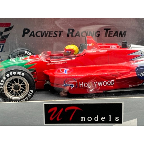 297 - Two Minichamps 1/18 Indy Racing Cars
(1200g)
Minichamps 520 934405 LOLA FORD die cast model Indy car... 