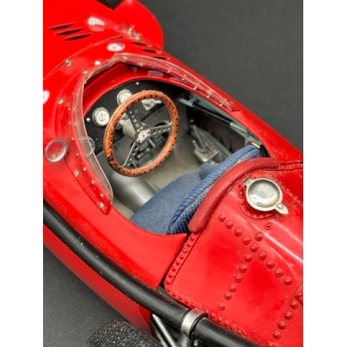 303 - CMC Exclusive Modelle M-051 Maserati 250F Grand-Prix Sieger 1957 1:18, Un-boxed
(450g)
Showing dust ... 