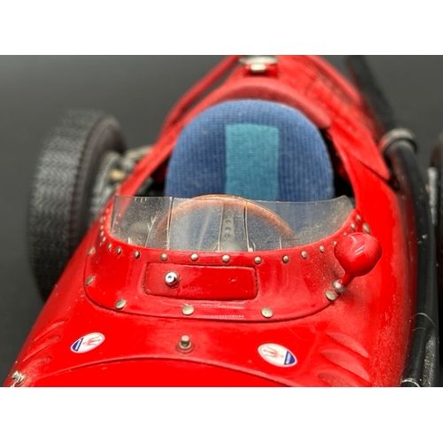 303 - CMC Exclusive Modelle M-051 Maserati 250F Grand-Prix Sieger 1957 1:18, Un-boxed
(450g)
Showing dust ... 