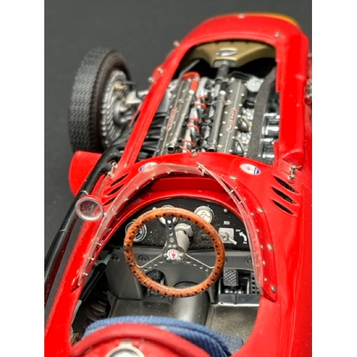 303 - CMC Exclusive Modelle M-051 Maserati 250F Grand-Prix Sieger 1957 1:18, Un-boxed
(450g)
Showing dust ... 