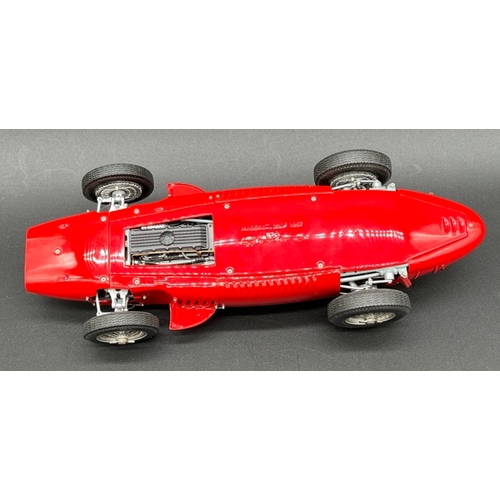 303 - CMC Exclusive Modelle M-051 Maserati 250F Grand-Prix Sieger 1957 1:18, Un-boxed
(450g)
Showing dust ... 