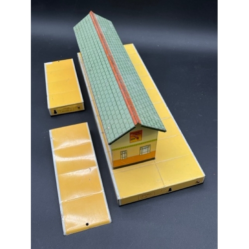 14 - Hornby Meccano Gauge O Trackside Accessories
(5000g)
No.1 Goods Platform in box, slight crease to ro... 