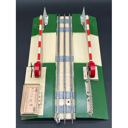 15 - A JEP of France, Passage a Niveau (63) 3-Rail Level crossing with Hut and 20-Volt Operated
(1100g)
C... 