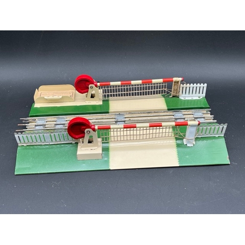 15 - A JEP of France, Passage a Niveau (63) 3-Rail Level crossing with Hut and 20-Volt Operated
(1100g)
C... 