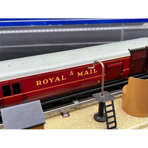 25 - Hornby Dublo T.P.O Mail Van Set
(500g)
Appears complete except for mail bags and connector
Small den... 