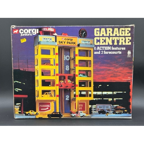 261 - Corgi Juniors 3002 Garage Centre in box 'Corgi Sky Park'
(1300g)
Appears to be missing two petrol pu... 