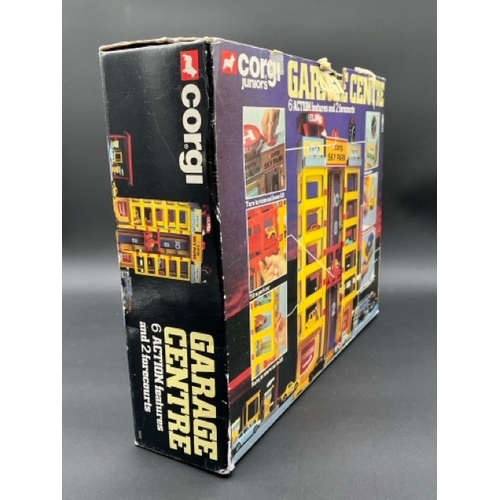 261 - Corgi Juniors 3002 Garage Centre in box 'Corgi Sky Park'
(1300g)
Appears to be missing two petrol pu... 