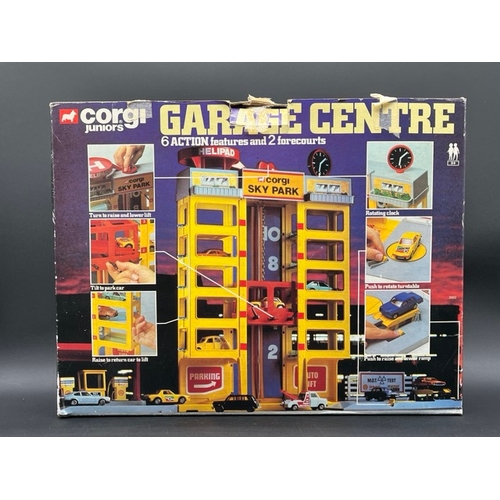 261 - Corgi Juniors 3002 Garage Centre in box 'Corgi Sky Park'
(1300g)
Appears to be missing two petrol pu... 