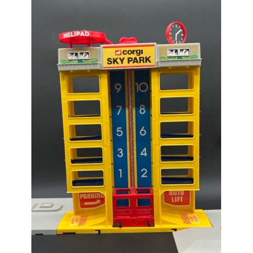 261 - Corgi Juniors 3002 Garage Centre in box 'Corgi Sky Park'
(1300g)
Appears to be missing two petrol pu... 