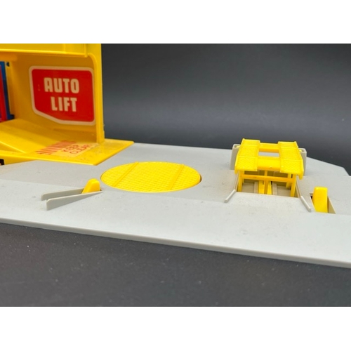 261 - Corgi Juniors 3002 Garage Centre in box 'Corgi Sky Park'
(1300g)
Appears to be missing two petrol pu... 