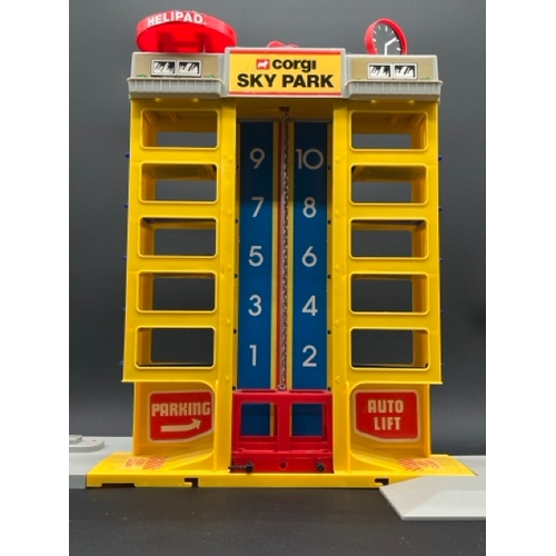 261 - Corgi Juniors 3002 Garage Centre in box 'Corgi Sky Park'
(1300g)
Appears to be missing two petrol pu... 