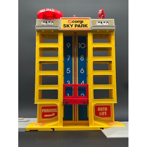 261 - Corgi Juniors 3002 Garage Centre in box 'Corgi Sky Park'
(1300g)
Appears to be missing two petrol pu... 