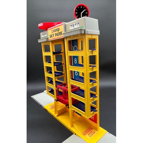 261 - Corgi Juniors 3002 Garage Centre in box 'Corgi Sky Park'
(1300g)
Appears to be missing two petrol pu... 