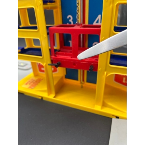 261 - Corgi Juniors 3002 Garage Centre in box 'Corgi Sky Park'
(1300g)
Appears to be missing two petrol pu... 