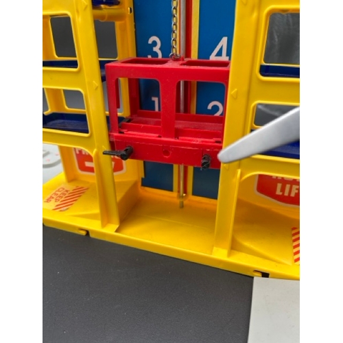 261 - Corgi Juniors 3002 Garage Centre in box 'Corgi Sky Park'
(1300g)
Appears to be missing two petrol pu... 