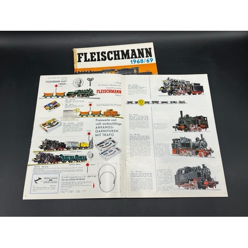 241 - 100 Years of Fleischmann Product catalogue along with 1968/69/74 catalogues
(1200g)
Five catalogues,... 