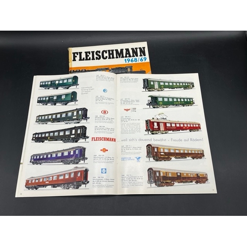 241 - 100 Years of Fleischmann Product catalogue along with 1968/69/74 catalogues
(1200g)
Five catalogues,... 