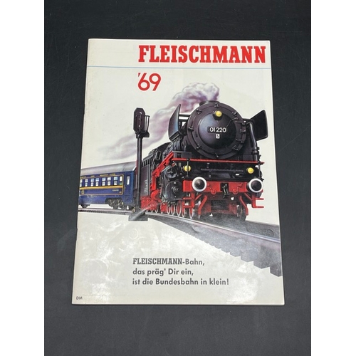 241 - 100 Years of Fleischmann Product catalogue along with 1968/69/74 catalogues
(1200g)
Five catalogues,... 