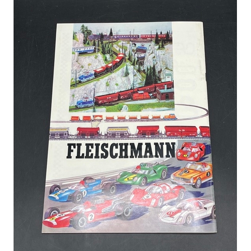 241 - 100 Years of Fleischmann Product catalogue along with 1968/69/74 catalogues
(1200g)
Five catalogues,... 