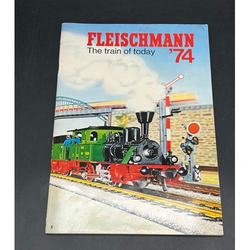 241 - 100 Years of Fleischmann Product catalogue along with 1968/69/74 catalogues
(1200g)
Five catalogues,... 