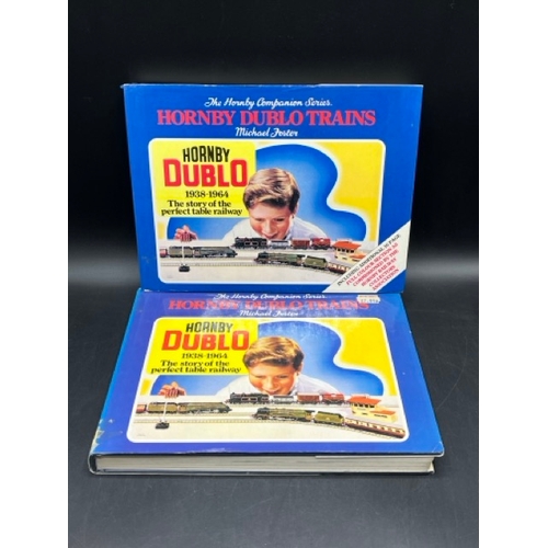 242 - The Story of Rovex Vol 1 and 2 and Hornby Companion Series Vol.3
(7400g)
Triang Railways 'The Story ... 