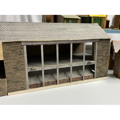 239 - 50+ Card built 'OO' gauge trackside scenic buildings
(4700g)
Built to a good standard
Little dust
Fe... 