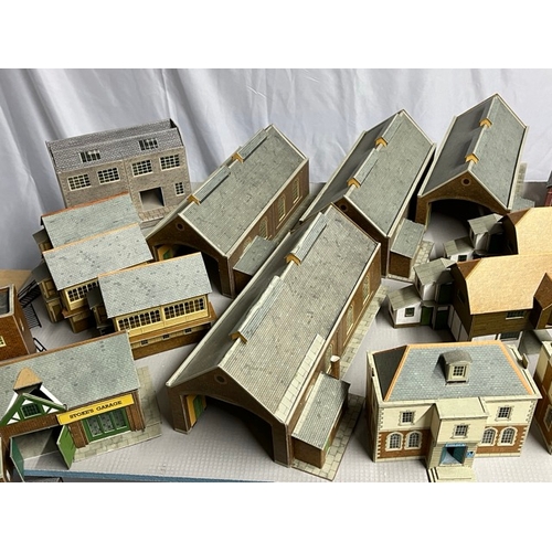 239 - 50+ Card built 'OO' gauge trackside scenic buildings
(4700g)
Built to a good standard
Little dust
Fe... 