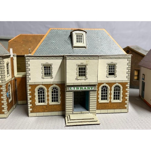 239 - 50+ Card built 'OO' gauge trackside scenic buildings
(4700g)
Built to a good standard
Little dust
Fe... 