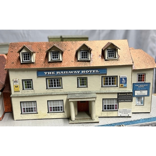 239 - 50+ Card built 'OO' gauge trackside scenic buildings
(4700g)
Built to a good standard
Little dust
Fe... 