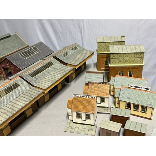 239 - 50+ Card built 'OO' gauge trackside scenic buildings
(4700g)
Built to a good standard
Little dust
Fe... 