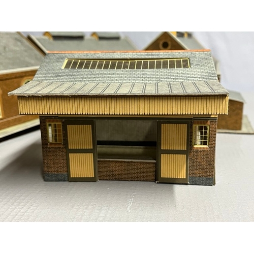 239 - 50+ Card built 'OO' gauge trackside scenic buildings
(4700g)
Built to a good standard
Little dust
Fe... 