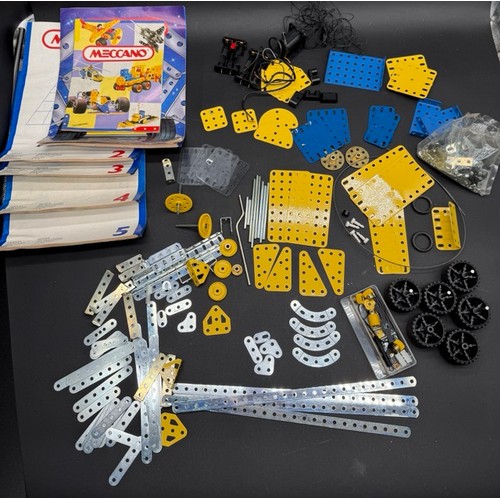 255 - Assorted Loose Meccano & Booklets 2,3,4&5 (2300g)