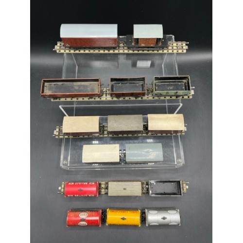 24 - A rake of 16 3-Rail Hornby Dublo Rolling stock 'Ready to Roll' 
(1250g)
Made in England by Meccano
I... 